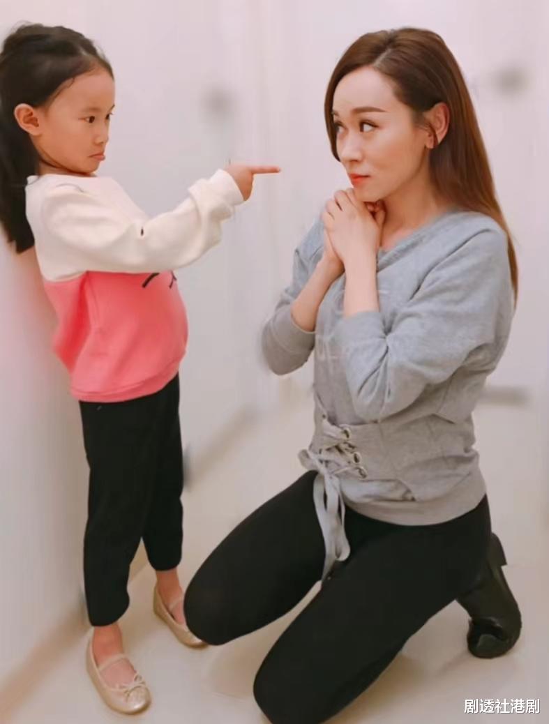 罕晒近况!前港姐一对子女因同框而被关注,同母异父外貌区别大