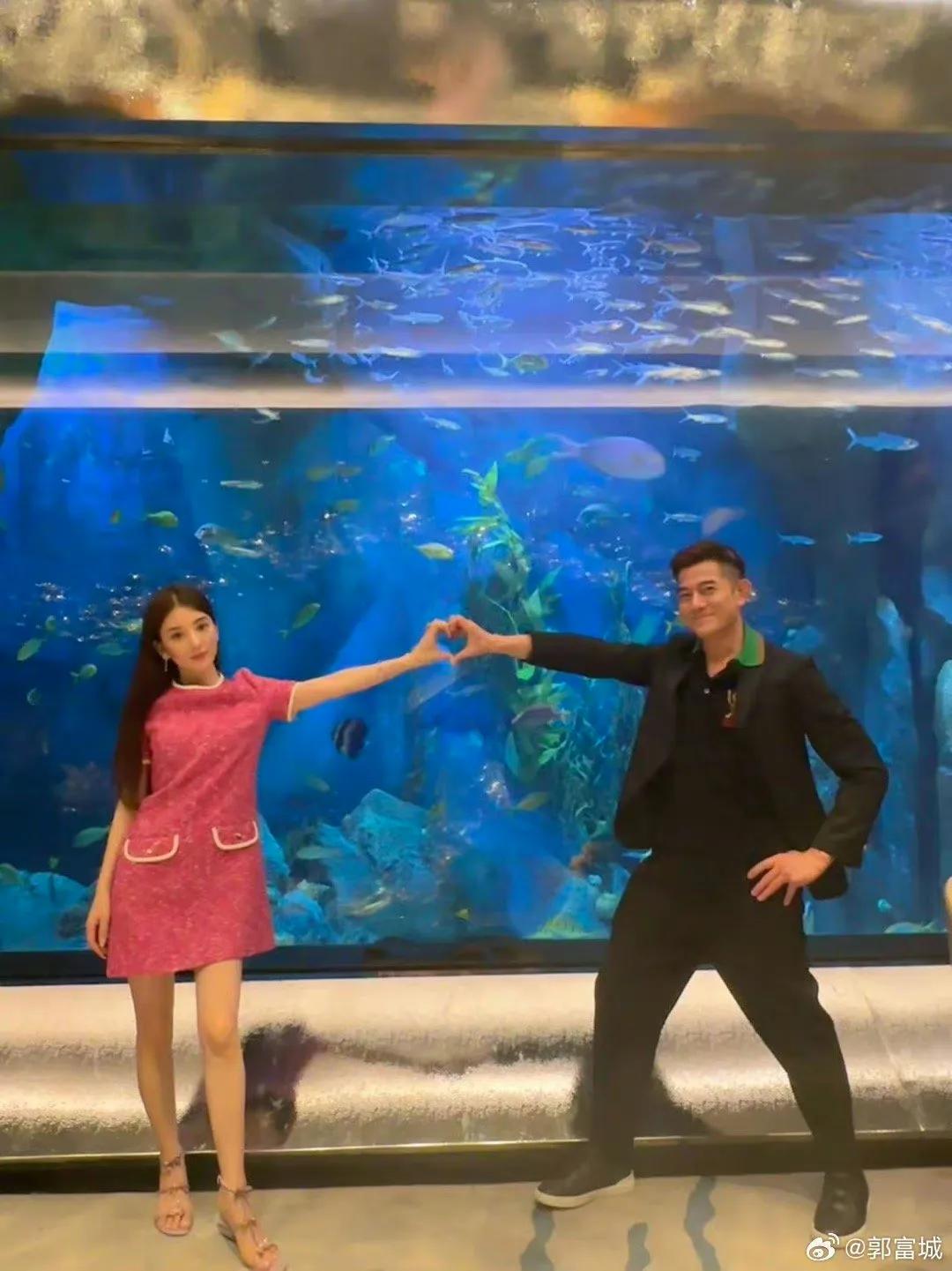 郭富城晒全家福为方媛庆生，大方送整套钻饰礼物，比心合影很恩爱