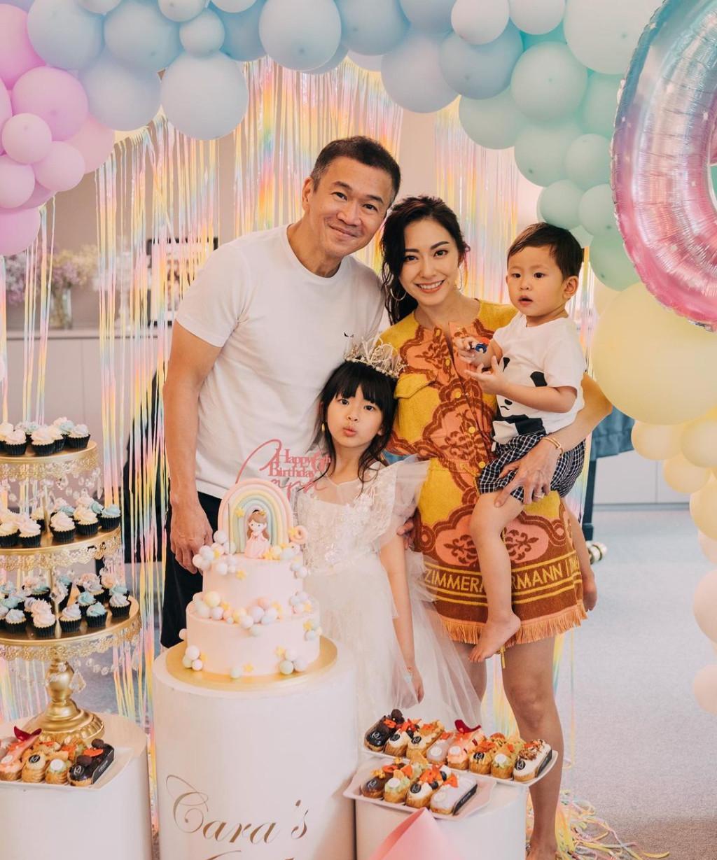 向佐前女友生完二胎封肚，和百亿富豪老公都是二婚，调侃孩子太多