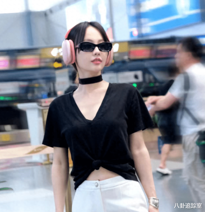 买超酒吧与美女嗨玩,女方含情脉脉身材傲人,张嘉倪黑脸现身机场