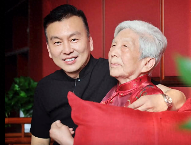 张泽群公开母亲去世画面，在病床前亲吻母亲额头，微笑送别惹泪目