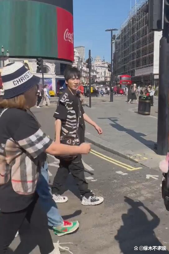 大张伟夫妇英国被偶遇,妻子戴6000元帽子,大腿粗壮飙至160斤!