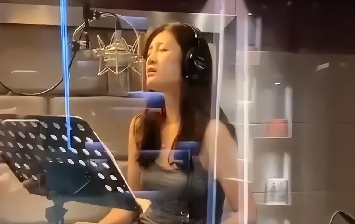 降央卓玛:因丈夫长太帅疯狂倒追,婚后生3胎,一家五口其乐融融