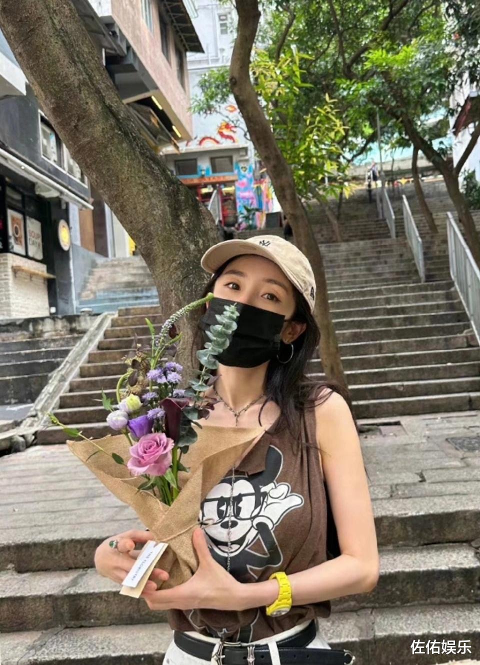 杨幂童心未泯街头夹娃娃，活蹦乱跳可爱如初恋，助理现场传功超有趣