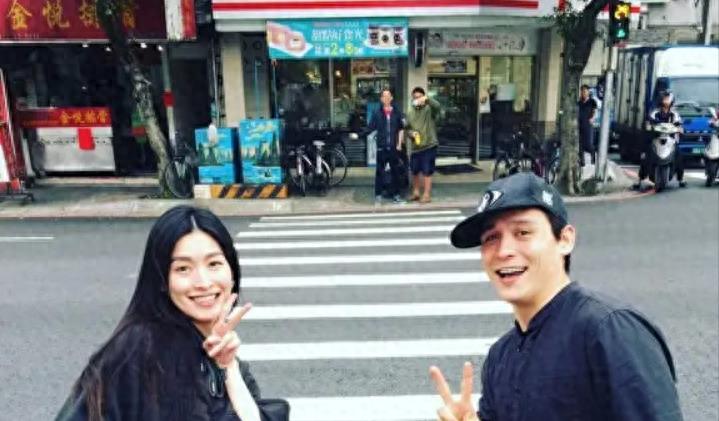 小三上位6年后补办婚礼,多位明星送上祝福,现场简陋惨遭嘲讽