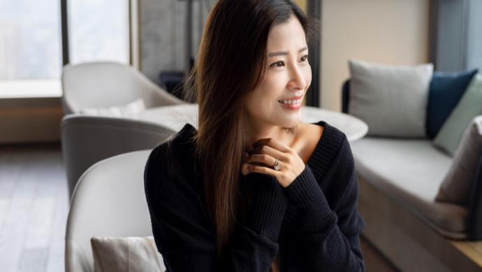 洪金宝儿媳内地过冬至，当跟班夫人住五星级酒店，穿瑜伽裤秀锁骨