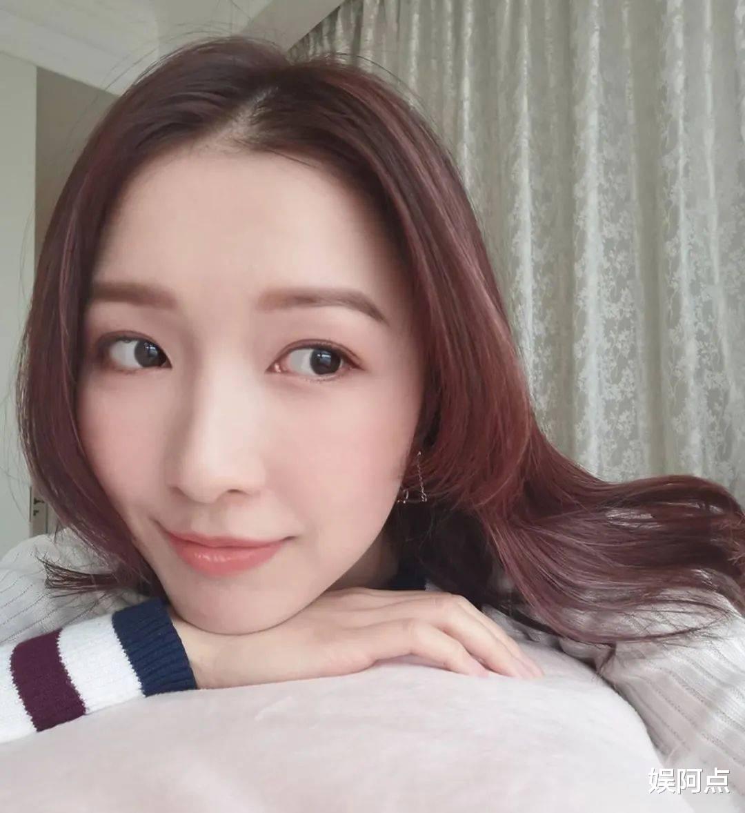 |郭嘉文被孤立,闺蜜林凯恩飞内地做直播行业!李泽楷对她失去兴趣