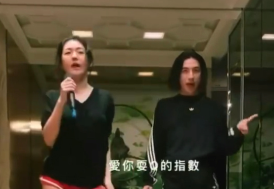 小S给舞蹈老师喝镇定剂!对方摇头晃脑在地上爬,小S:不乖就去死