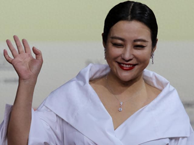 现在嫌她们丑，当年追成狗！这6位发福的女明星，当年都是大美女