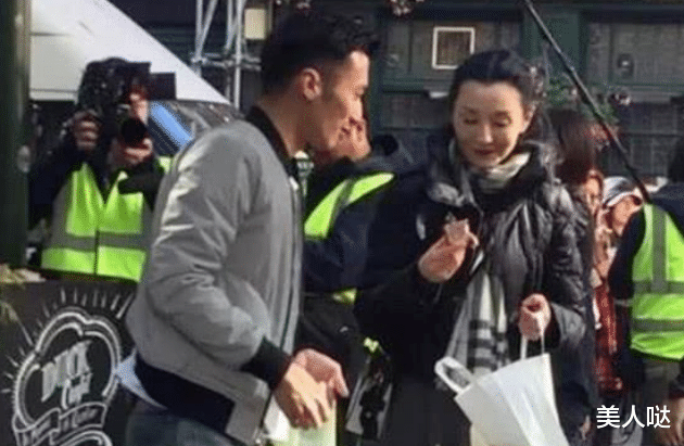 久违露面的张曼玉老成这样了？瘦太狠颧骨高耸眼窝深陷，穿搭朴素仍难掩骨子美