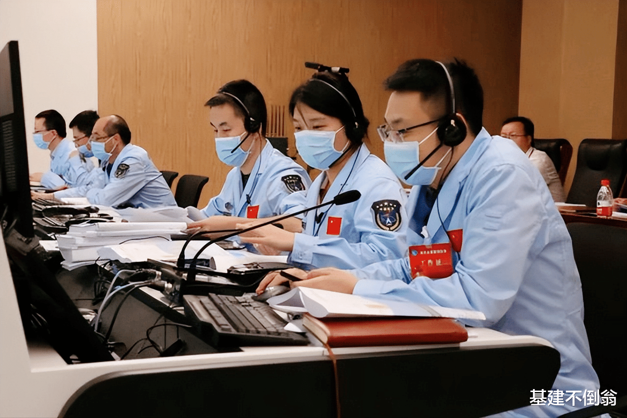 中国东方红一号寿命仅28天,为何遨游太空52年,还未坠入大气层?