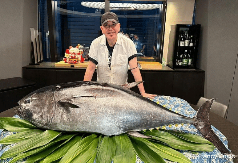 老戏骨刘兆铭晚节不保?跟争议艺人黄秋生交好,兄弟几人其乐融融