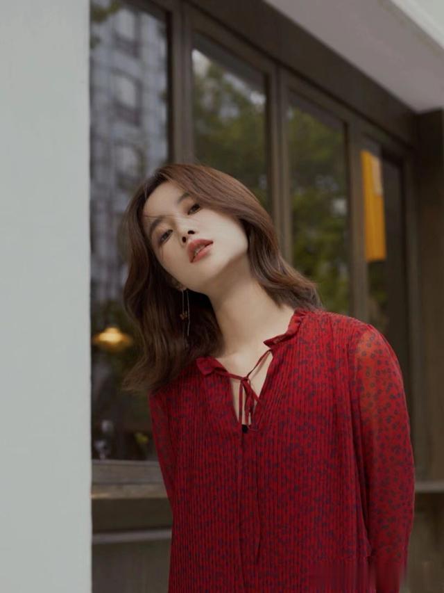 齐肩 女人上了年纪后，还是留“齐肩烫发”最洋气减龄，还特别显脸小