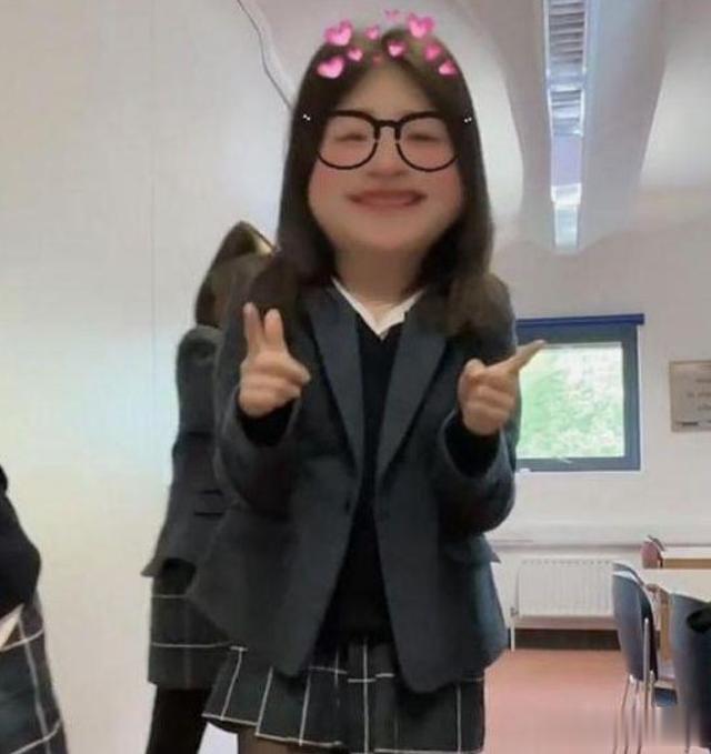 王诗龄|王诗龄520晒巨型玫瑰熊,被扒价格超过10万,曾与男生亲密互动