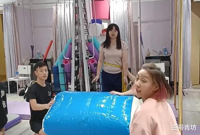 亚视一姐薛影仪学跳钢管舞！巨腩难掩自信笑容，唯缺性感妩媚