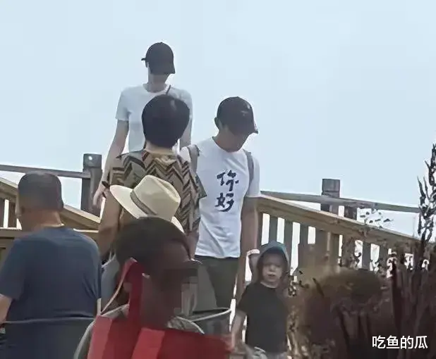 撒贝宁龙凤胎正面照，儿子混血，女儿像中国人，长相普通