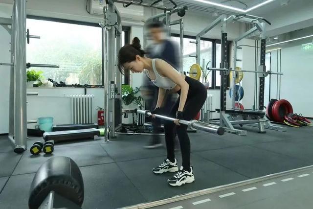 运动|金靖上热搜的一字肩,减肥是减不出的!