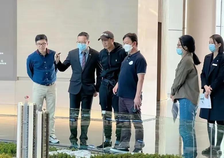 任达华|67岁任达华中山买房，打扮低调驼背像个老头，面色憔悴穿千元卫衣