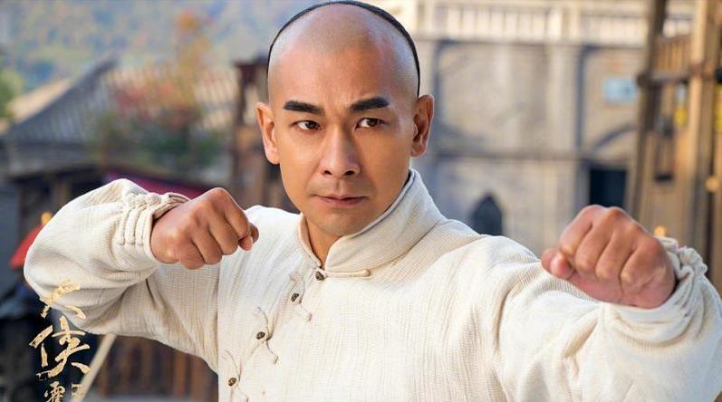 赵文卓参加女儿毕业典礼,女儿一个背包18万,学费高达1500万!