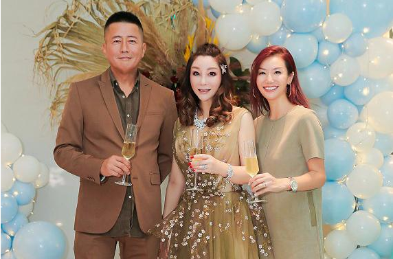 高曙光定居泰国，豪华别墅与小16岁娇妻秀恩爱，幸福生活惹关注