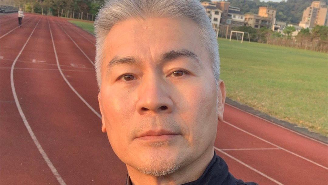 黄文豪|老戏骨黄文豪移居美国养老，60岁已满头白发，单身多年住独栋别墅