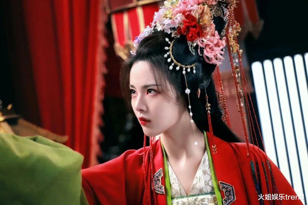 唐嫣、杨超越头饰一简一繁,古装剧造型审美的两极分化,全凭观众而定?
