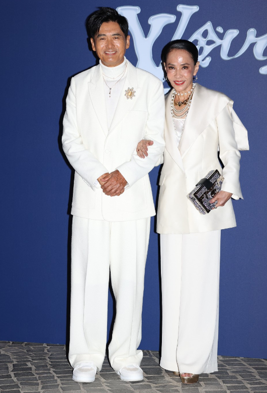 LV秀直击：宋仲基朱一龙穿裙，发嫂一脖子珠宝，香港顶流睡衣上阵