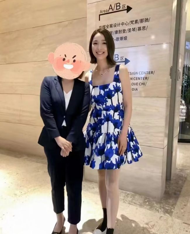 王祖蓝|王祖蓝夫妇现身家具店,李亚男被赞又高又瘦,两人身高对比太明显