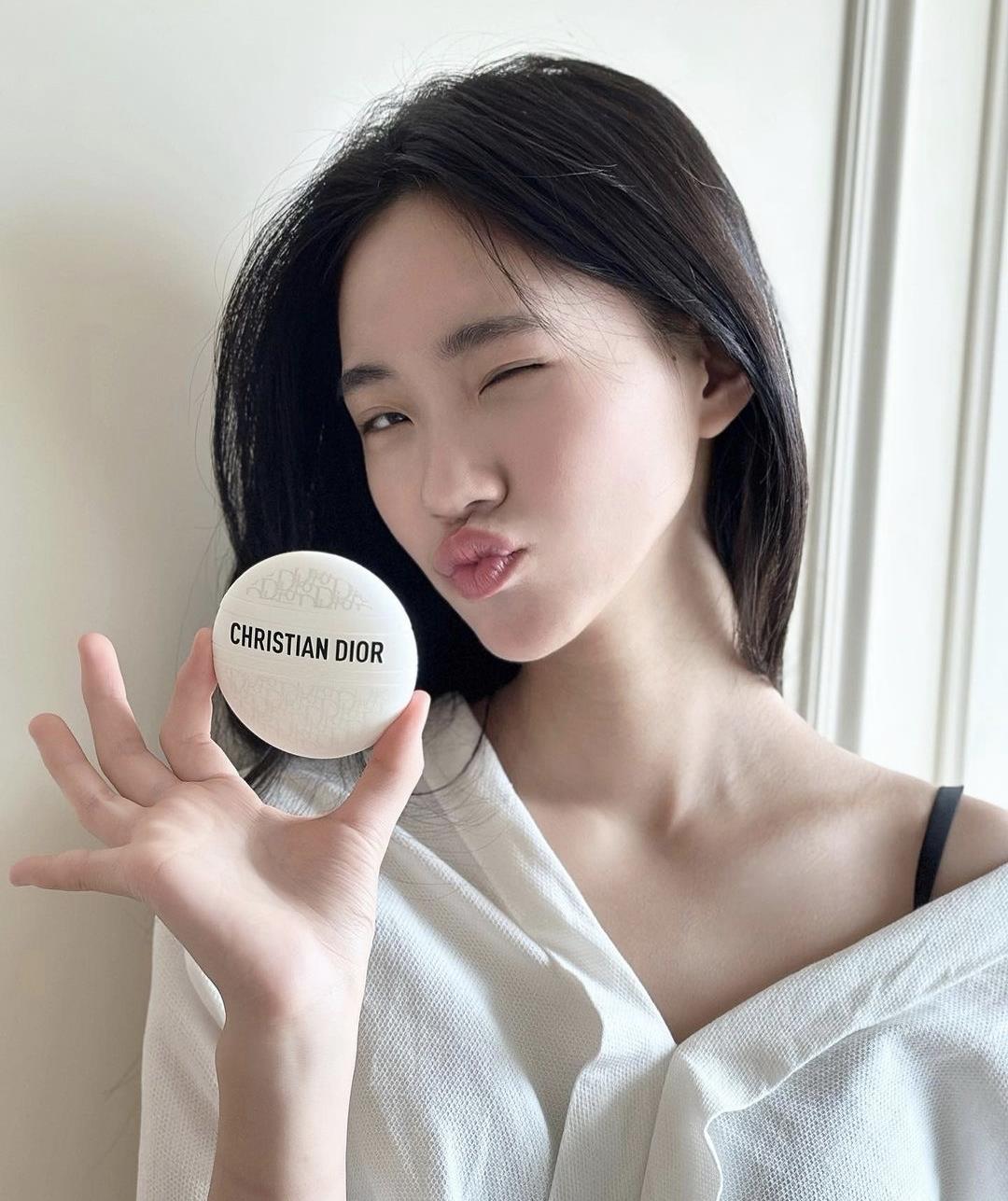 小S|小S15岁二女儿再创收！拍新广告嘟嘴wink好成熟，曾自称要养妈妈