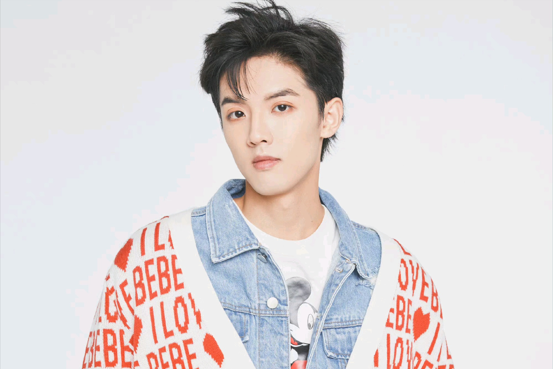 22岁英年早婚，为挣学费进入娱乐圈，他活成了小说里的男主角