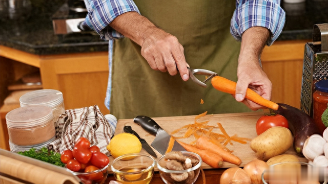 |为何只有中国炒菜，欧美人不炒菜？美教授：我们好像活在原始时代