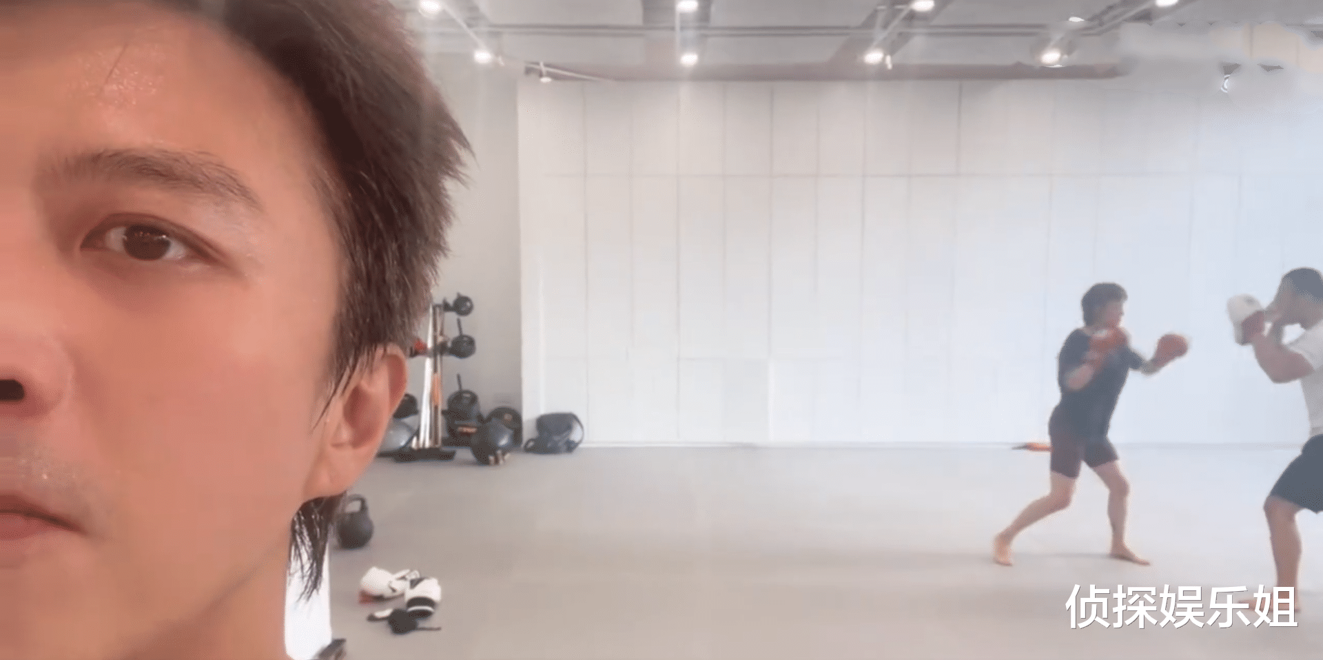 邓超偷拍老婆练拳击,孙俪拳拳到位又狠又帅,超哥被吓得瑟瑟发抖