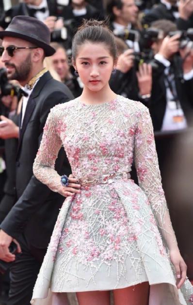 胡歌|关晓彤风波升级!不止发福还有意遮挡,更多细节被曝!