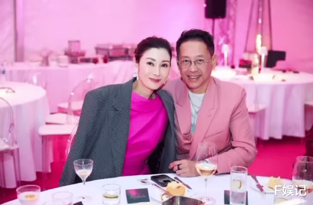 李嘉欣|李嘉欣和老公儿子看完演唱会再入马场晒合影 似乎没受大刘的言论影响