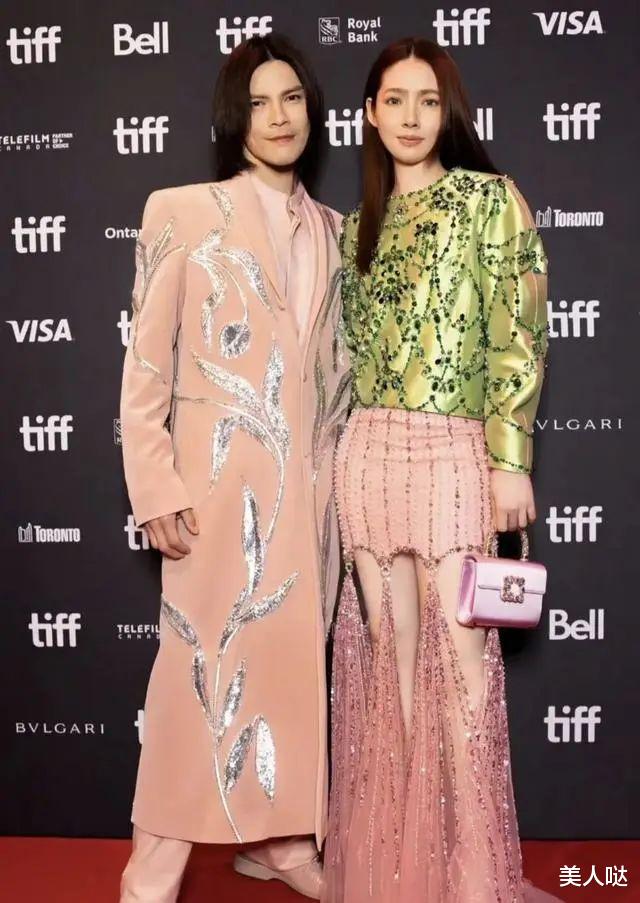 向佐郭碧婷夫妇亮相展会,她穿流苏长裙仙气飘飘,向佐一身粉显姨化