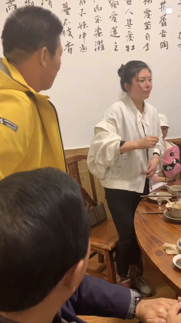 反派专业户男演员酒桌发飙！辱骂身旁女士，大摔酒杯愤怒离场