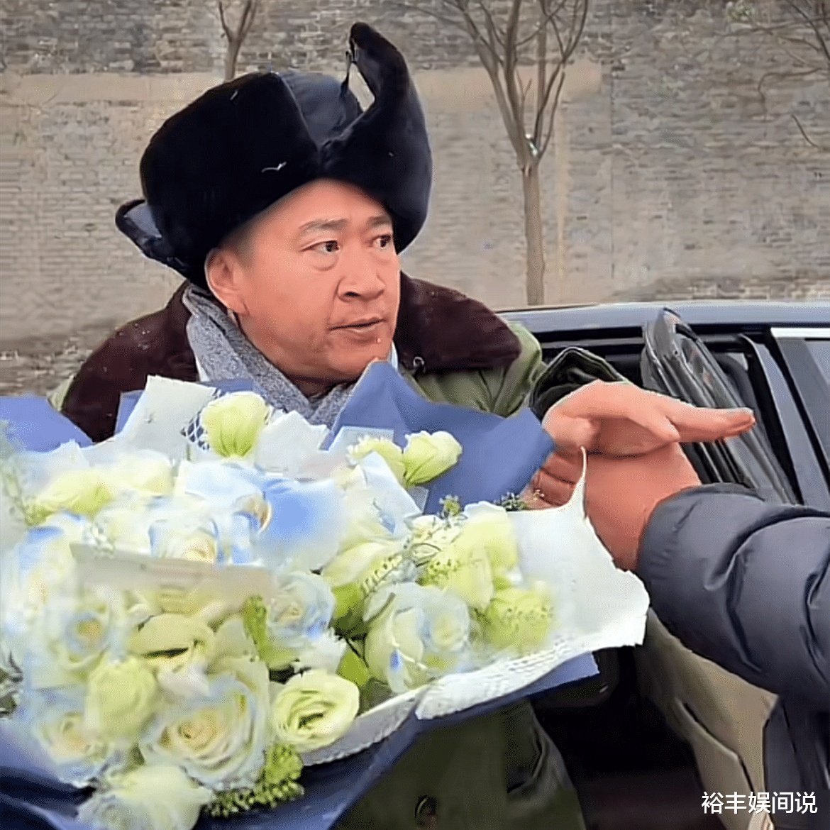 曝40岁演员李嘉明求婚成功!甜蜜牵手秀幸福,女方长相富态身材好