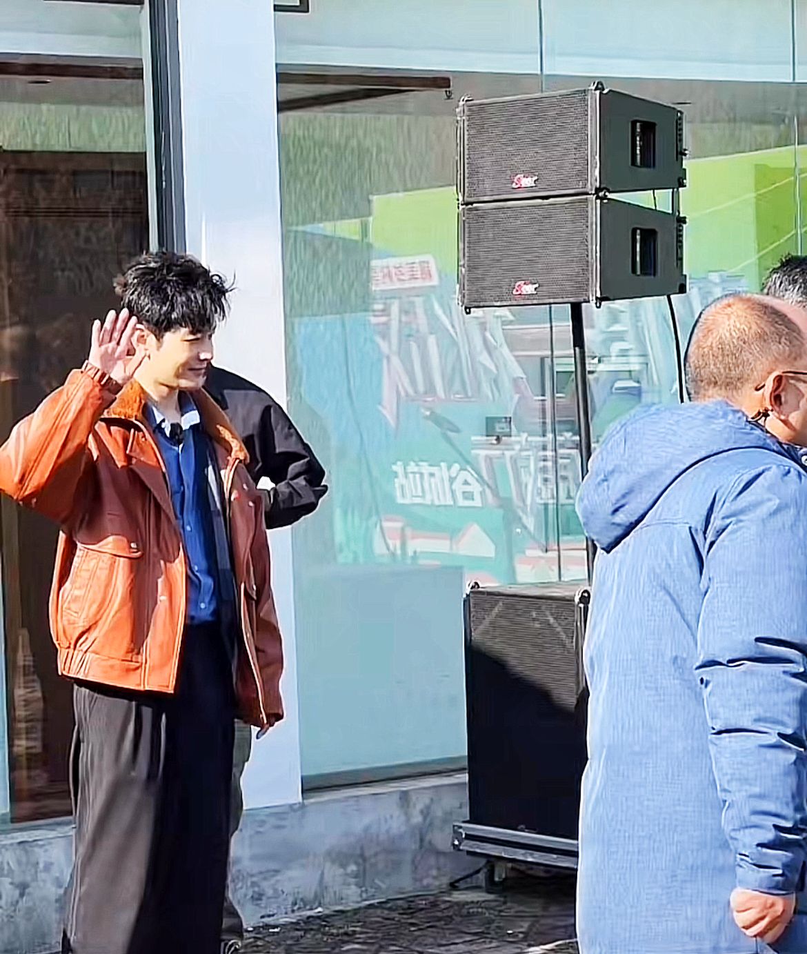 襄阳:46岁黄晓明录综艺节目,穿着土气腿很短,“拍摄角度问题”