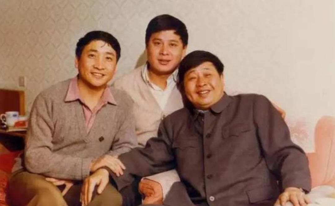 赵炎等知名的相声演员,而要说这批弟子中的翘楚,莫过于老大哥姜昆虽然