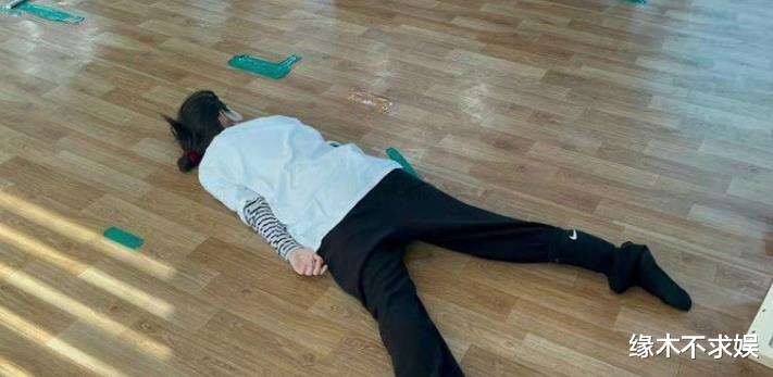 韩素希香港活动引争议！街头放飞自我、神情迷离，被质疑也磕了！