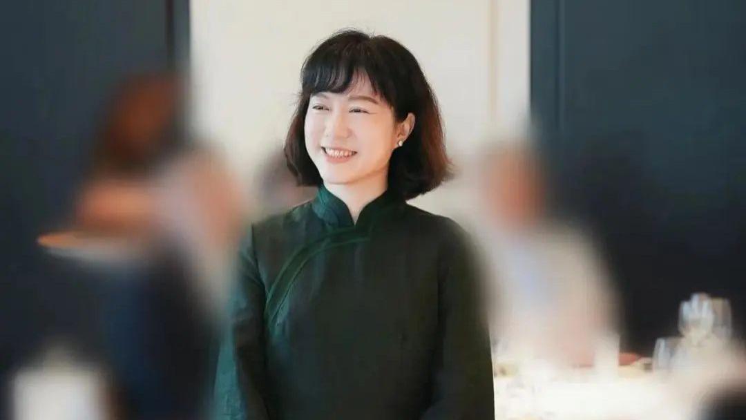 47岁翁帆现身日本！老公杨振宁久病堪忧，笑靥如花疑找好下家？