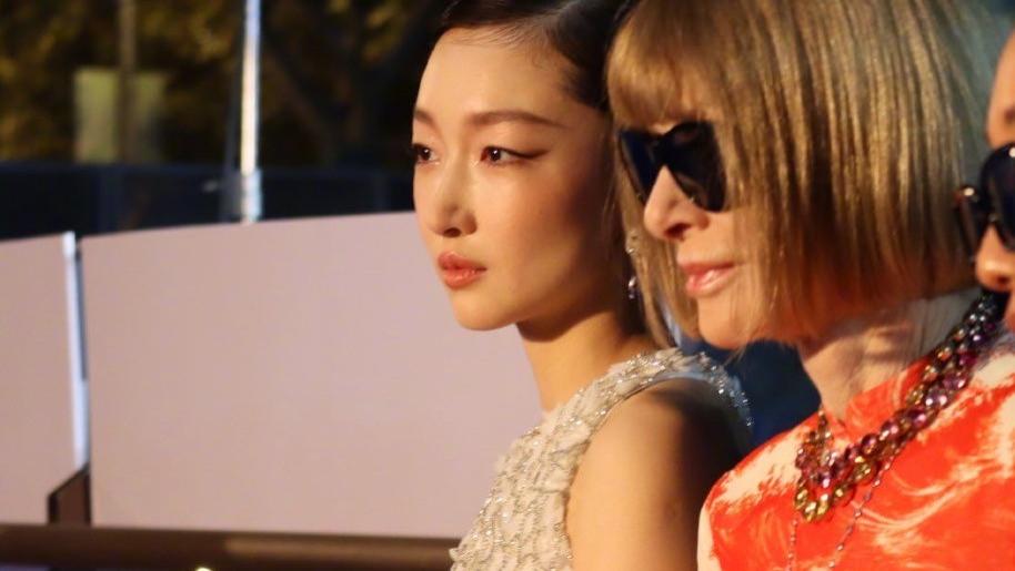 有种尴尬叫周冬雨张子枫玩性感，露了个寂寞，小孩别偷穿大人衣服