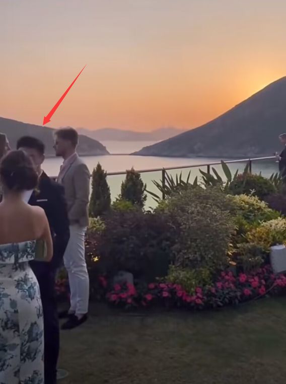 何猷君|何猷君何超欣参加婚礼，外甥女何倩珩一同前行，裙子与何超莲撞衫