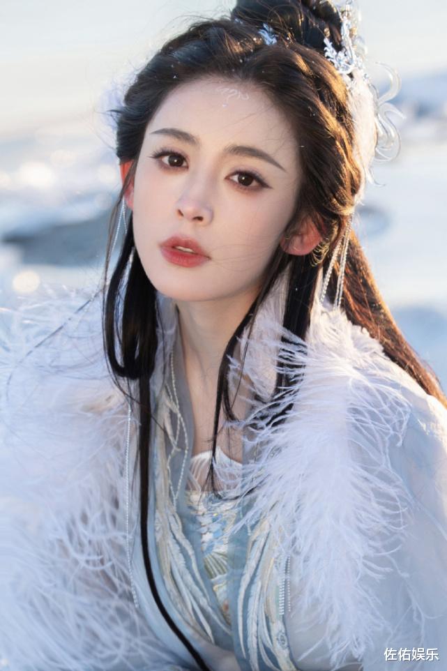 古力娜扎|古力娜扎分享冰面写真美照,翩若惊鸿婉若游龙,仙羽飘飘气质出尘