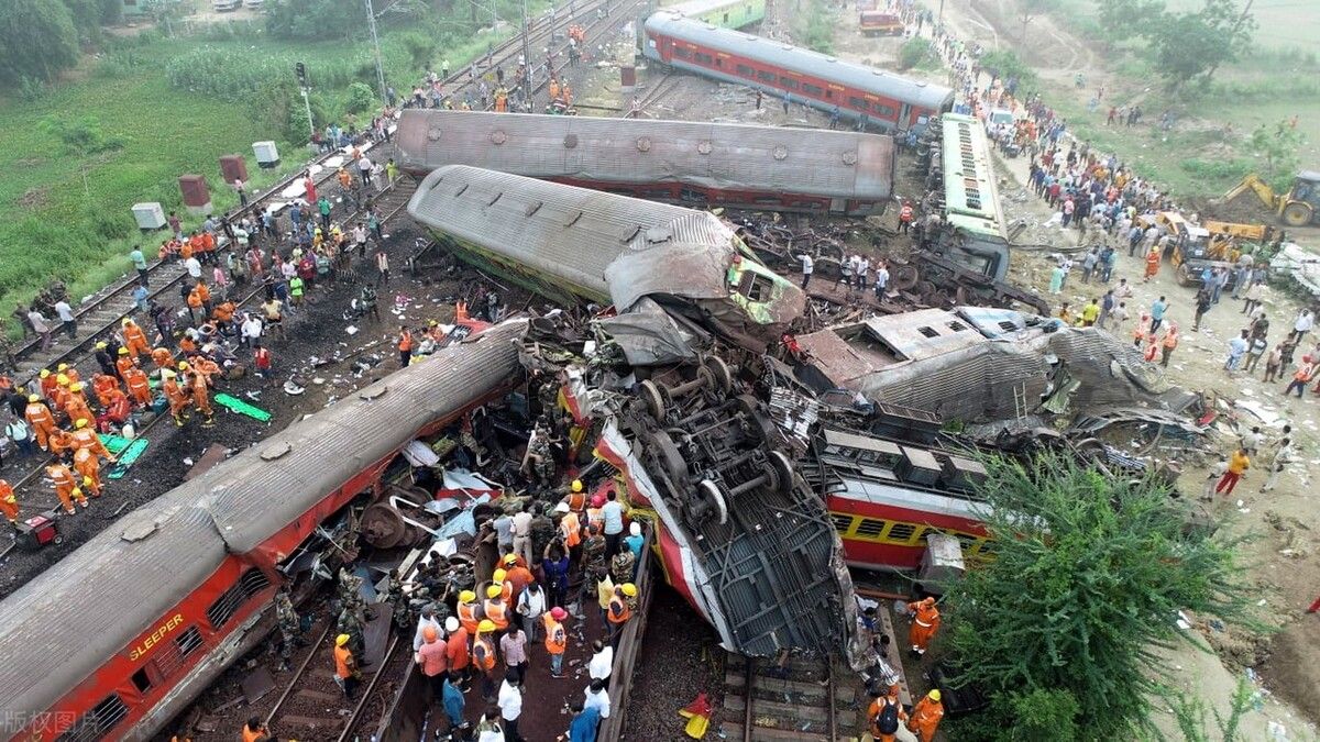 印度列车脱轨相撞,莫迪痛心,为何印度铁路如此不靠谱 