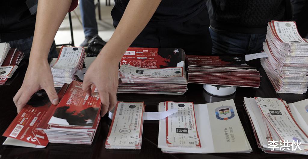 演唱会|黄牛党有多赚钱?周杰伦演唱会一票难求,陈奕迅直言想去当黄牛