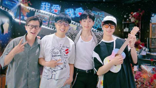 赵丽颖姚晨庄达菲在张杰演唱会蹦迪嗨翻天，谢娜没和张杰合照是不是得洗碗