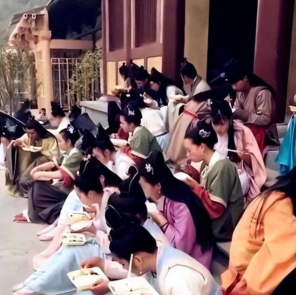 裸替一天8000元，床戏、吻戏全都是真的，揭秘20万群演的真实状况！