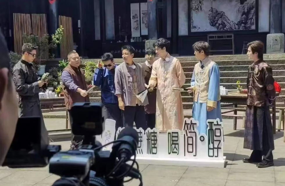 黄晓明|《极限挑战9》巴中路透,龚俊宛如贵公子,黄晓明脚上增高鞋被嘲