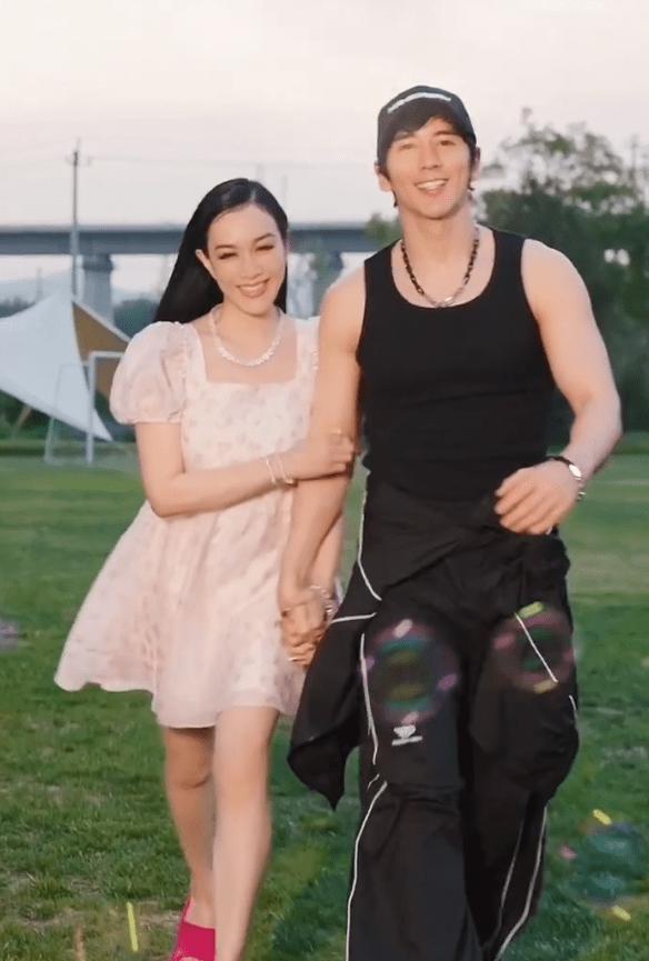 钟丽缇|520驾到:钟丽缇张伦硕一起同框,亲密依偎在老公肩头!